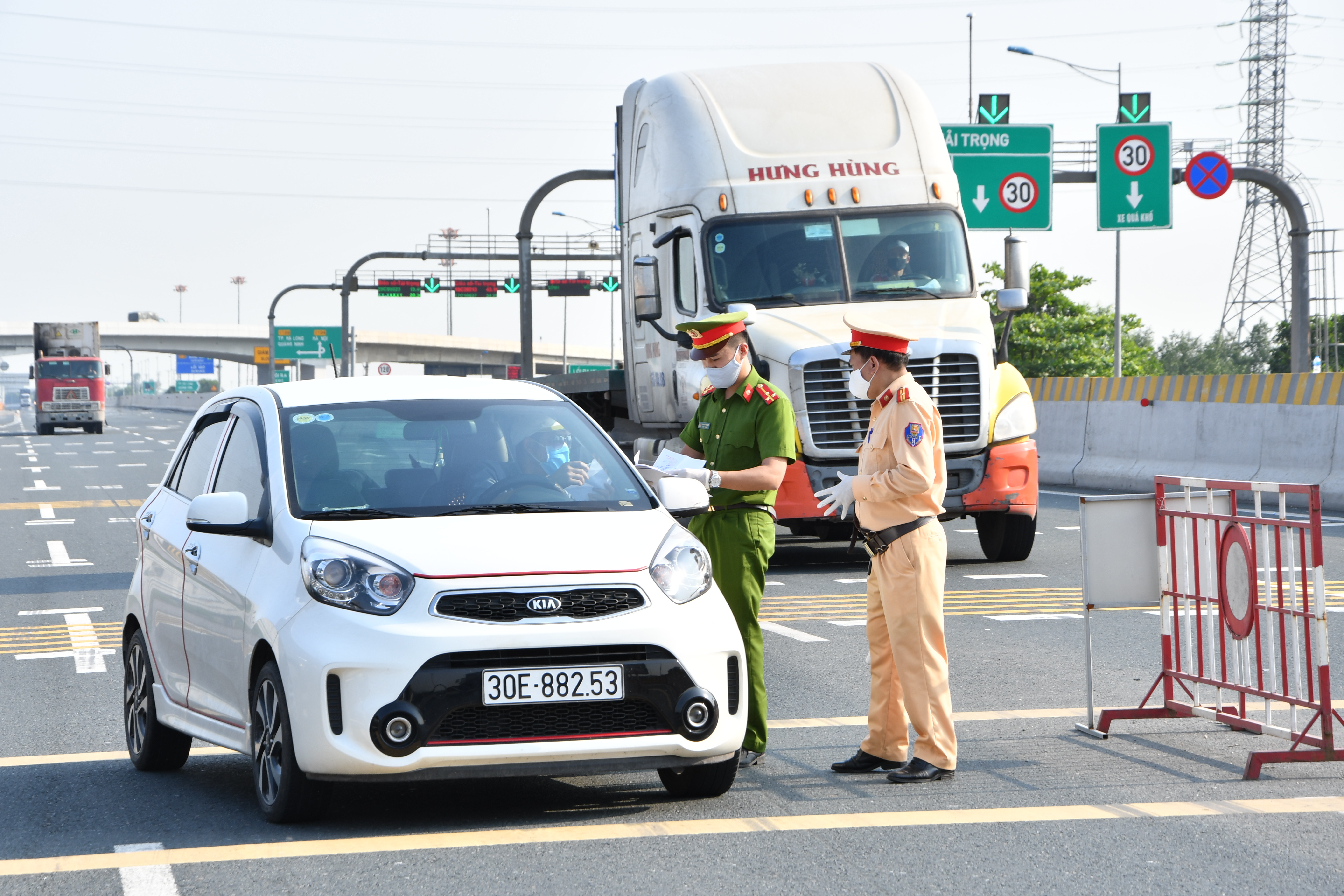 Kiểm tra 13.403 người đi qua các chốt kiểm soát ở cửa ngõ thành phố